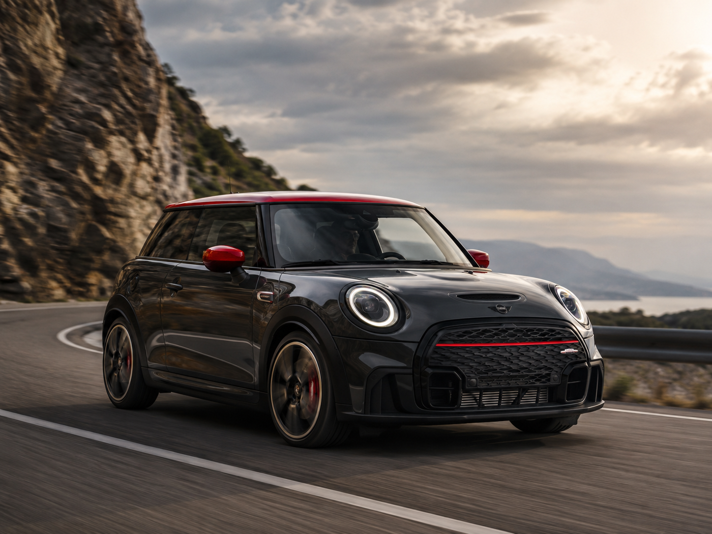 MINI John Cooper Works mit Verbrennungsmotor: Maximale Performance im typischen MINI Stil